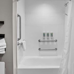 Queen Room Two Queen Beds Bath Tub Disabilisty Access or Non-Smoking
